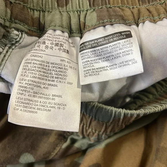Levi’s mid rise ankle length camouflage print jogger pants size small - Picture 13 of 15